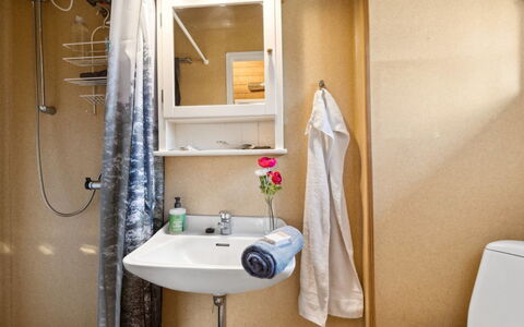 Bonde - 800M to the Fjord: Interior Design, Fussboden, Flooring, Armatur, Zimmer, Badezimmer, Bad Sink, Installation, Sinken, Spiegel