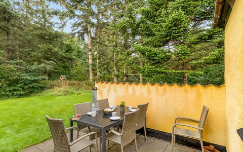 Birtir - 750M from the Sea: Blau, Strauch, Hütte, Ground, Garten, Estate, Schatten, Landscaping, Bauernhaus, Eco Hotel