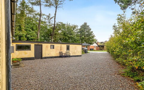 Birtir - 750M from the Sea: Blau, Strauch, Hütte, Ground, Garten, Estate, Schatten, Landscaping, Bauernhaus, Eco Hotel