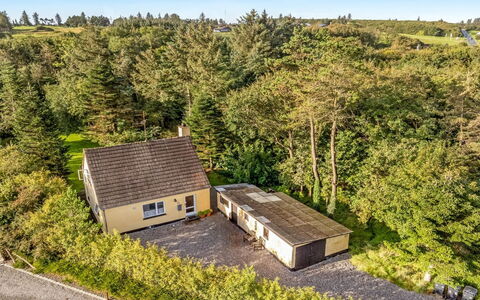 Birtir - 750M from the Sea: Blau, Strauch, Hütte, Ground, Garten, Estate, Schatten, Landscaping, Bauernhaus, Eco Hotel
