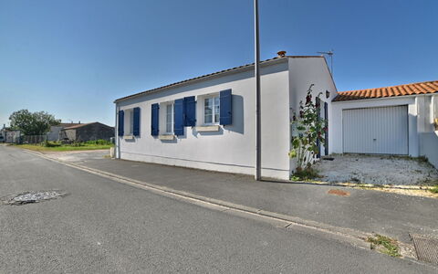 La Parie 2: Himmel, Asphalt, Pflanze, Grundstueck, Strassenbelag, Baum, Gas, Landschaft