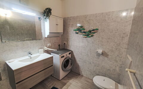 Welcome 2 Riva: Armatur, Zapfhahn, Eigentum, Spiegel, Gebäude, Badewanne, Sinken, Bad Sink, Badezimmer, Interior Design