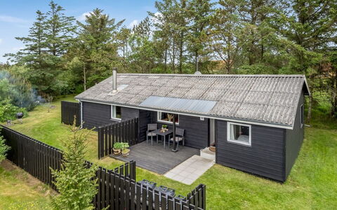 Jukka - 2Km from the Sea: Decke, Flooring, Interior Design, Fussboden, Verbundwerkstoff, Möbel, Resort, Hotel, Design, Daylighting