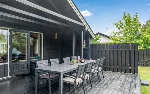 Jukka - 2Km from the Sea: Decke, Flooring, Interior Design, Fussboden, Verbundwerkstoff, Möbel, Resort, Hotel, Design, Daylighting