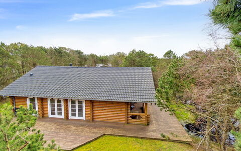 Luzy - 1Km from the Sea: Möbel, Interior Design, Flooring, Fussboden, Decke, Zimmer, Stuhl, Tabelle, Wohnung, Küche & Esszimmer Tisch