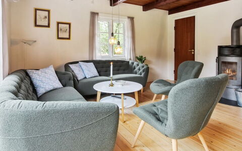 Hila: Möbel, Interior Design, Flooring, Fussboden, Holz, Wohnzimmer, Couch, Holzboden, Tabelle, Zuhause
