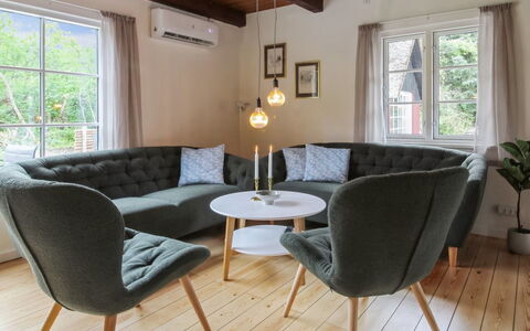 Hila: Möbel, Flooring, Holz, Fussboden, Interior Design, Holzboden, Tabelle, Wohnzimmer, Couch, Holzbeize