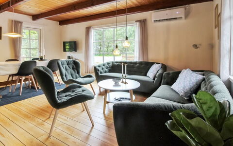 Hila: Möbel, Interior Design, Flooring, Fussboden, Holz, Couch, Wohnzimmer, Holzboden, Tabelle, Zimmer