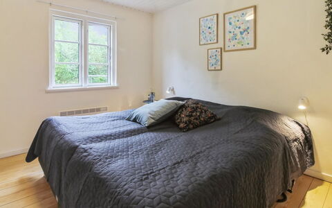 Hila: Bett, Schlafzimmer, Holz, Fussboden, Interior Design, Bettdecke, Flooring, Bedding, Holzboden, Bettrahmen