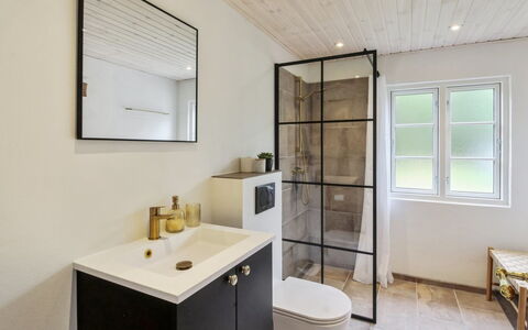 Hila: Flooring, Interior Design, Fussboden, Armatur, Badezimmer, Installation, Toilette, Tür, Zimmer, Badezimmerschrank