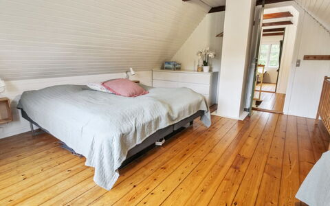 Hila: Flooring, Fussboden, Holzboden, Interior Design, Möbel, Schlafzimmer, Holz, Bett, Decke, Laminatboden