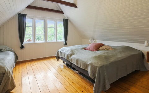 Hila: Flooring, Schlafzimmer, Fussboden, Holz, Holzboden, Bett, Interior Design, Decke, Bettdecke, Möbel