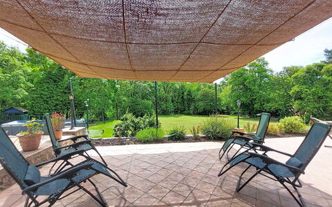 La Maison aux Volets Bleus: Gartenmöbel, Schatten, Hinterhof, Stuhl, Garten, Outdoor Struktur, Tisch Im Freien, Netz, Terrasse, Natürliches Material