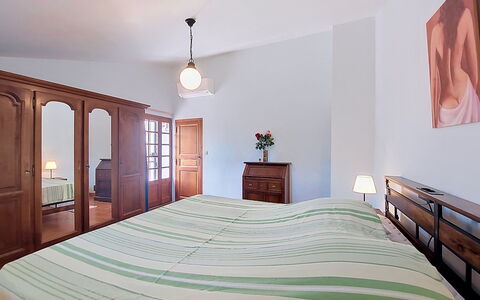 La Maison aux Volets Bleus: Möbel, Interior Design, Bett, Schlafzimmer, Fussboden, Flooring, Holz, Zimmer, Decke, Bettdecke