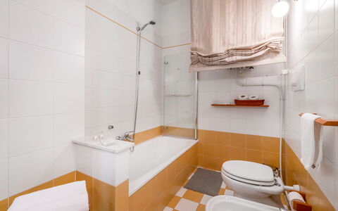 Casa Bellosguardo a Vinci: Spiegel, Zapfhahn, Armatur, Sinken, Eigentum, Bad Sink, Badezimmer, Interior Design, Installation, Duschpaneel
