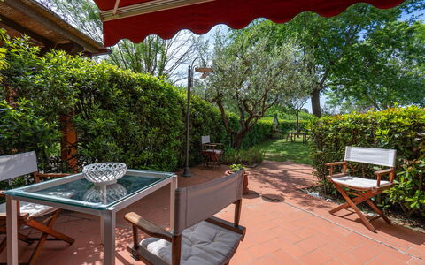 Casa Bellosguardo a Vinci: Pflanze, Möbel, Eigentum, Tabelle, Schatten, Stuhl, Gartenmöbel, Baum, Freizeit, Tisch Im Freien
