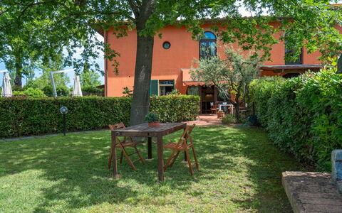 Casa Bellosguardo a Vinci: Pflanze, Eigentum, Tabelle, Fenster, Baum, Blatt, Gebäude, Gartenmöbel, Grundstueck, Tisch Im Freien