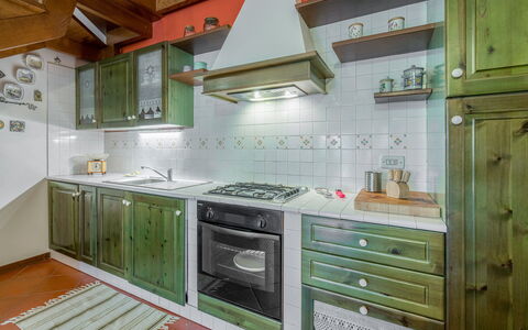 Casa Bellosguardo a Vinci: Cabinetry, Eigentum, Countertop, Möbel, Spüle, Gasherd, Schublade, Herd, Cooktop, Küche