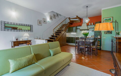 Casa Bellosguardo a Vinci: Couch, Eigentum, Tabelle, Möbel, Wohnzimmer, Beleuchtung, Bilderrahmen, Interior Design, Fussboden, Flooring