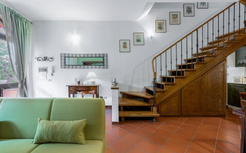 Casa Bellosguardo a Vinci: Eigentum, Gebäude, Holz, Interior Design, Treppe, Bilderrahmen, Die Architektur, Couch, Fussboden, Flooring