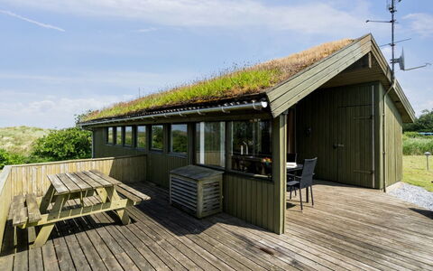 Hunlef - 1.7Km from the Sea: Möbel, Interior Design, Stuhl, Flooring, Tabelle, Resort, Fussboden, Decke, Zimmer, Eco Hotel