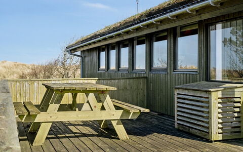 Hunlef - 1.7Km from the Sea: Möbel, Interior Design, Stuhl, Flooring, Tabelle, Resort, Fussboden, Decke, Zimmer, Eco Hotel