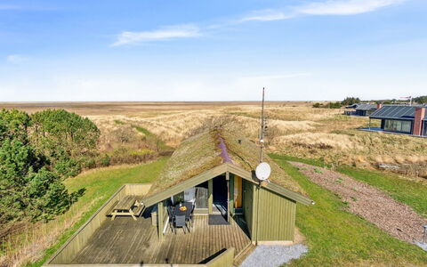 Hunlef - 1.7Km from the Sea: Möbel, Interior Design, Stuhl, Flooring, Tabelle, Resort, Fussboden, Decke, Zimmer, Eco Hotel