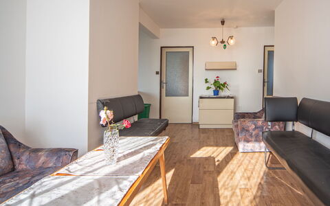 Filip: Möbel, Tabelle, Holz, Pflanze, Interior Design, Komfort, Couch, Gebäude, Flooring, Fussboden