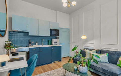 London West End 306: Wohnung, Estate, Garten, Rasen, Landscaping, Balkon, Villa