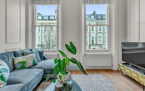 London West End 306: Wohnung, Estate, Garten, Rasen, Landscaping, Balkon, Villa