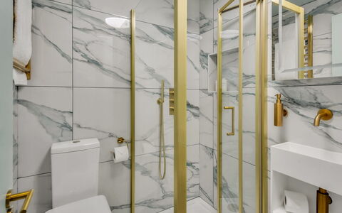 London West End 306: Interior Design, Flooring, Fussboden, Armatur, Installation, Badezimmer, Wohnung, Fliese, Formen, Spiegel
