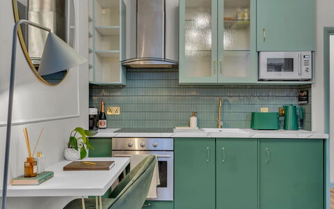 London West End 306: Interior Design, Küchengerät, Küche, Flooring, Möbel, Major Appliance, Countertop, Cabinetry, Light Fixture, Fussboden