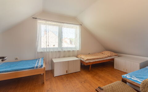 Smrž: Holz, Fussboden, Flooring, Schlafzimmer, Decke, Interior Design, Zuhause, Bett, Zimmer, Holzboden