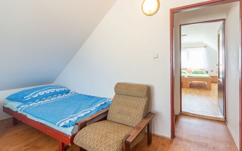 Smrž: Holz, Schlafzimmer, Fussboden, Zuhause, Flooring, Bett, Bettdecke, Möbel, Bettrahmen, Bedding