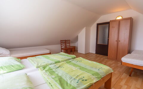 Smrž: Holz, Schlafzimmer, Bett, Fussboden, Bettdecke, Bedding, Flooring, Bettrahmen, Linens, Decke
