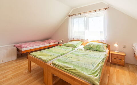 Smrž: Schlafzimmer, Holz, Bett, Bettdecke, Bedding, Fussboden, Flooring, Bettrahmen, Zuhause, Linens