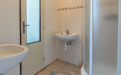 Smrž: Flooring, Fussboden, Armatur, Badezimmer, Interior Design, Decke, Installation, Toilette, Zimmer, Bad Sink