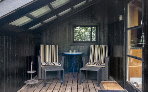 Amela - 30Km from the Sea: Dach, Haus, Zuhause, Hütte, Tür, Abstellgleis, Deck, Veranda, Planke, Hartholz