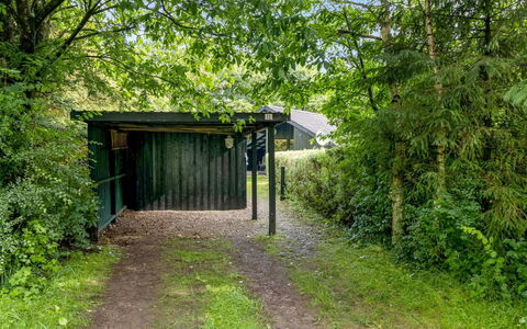 Amela - 30Km from the Sea: Dach, Haus, Zuhause, Hütte, Tür, Abstellgleis, Deck, Veranda, Planke, Hartholz