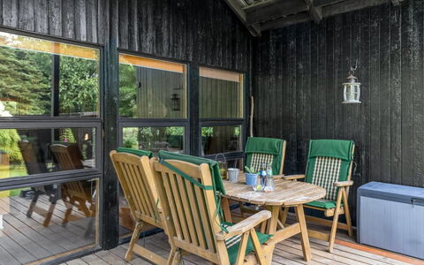 Amela - 30Km from the Sea: Dach, Haus, Zuhause, Hütte, Tür, Abstellgleis, Deck, Veranda, Planke, Hartholz