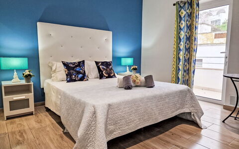 Cristal Vip Properties: Möbel, Blau, Interior Design, Flooring, Fussboden, Bett, Schlafzimmer, Holz, Zimmer, Bettdecke