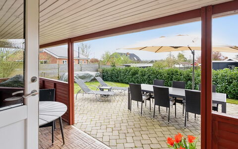 Safina - 100M from the Sea: Möbel, Interior Design, Flooring, Fussboden, Decke, Zimmer, Stuhl, Tabelle, Wohnung, Küche & Esszimmer Tisch