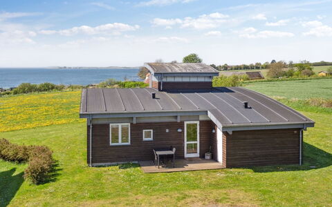 Halvor - 275M from the Sea: Dach, Haus, Zuhause, Hütte, Tür, Abstellgleis, Deck, Veranda, Planke, Hartholz