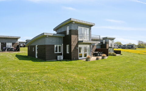 Halvor - 275M from the Sea: Dach, Haus, Zuhause, Hütte, Tür, Abstellgleis, Deck, Veranda, Planke, Hartholz