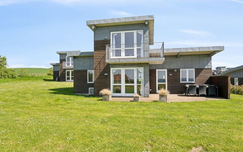 Halvor - 275M from the Sea: Dach, Haus, Zuhause, Hütte, Tür, Abstellgleis, Deck, Veranda, Planke, Hartholz