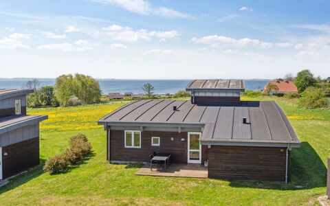 Halvor - 275M from the Sea: Dach, Haus, Zuhause, Hütte, Tür, Abstellgleis, Deck, Veranda, Planke, Hartholz