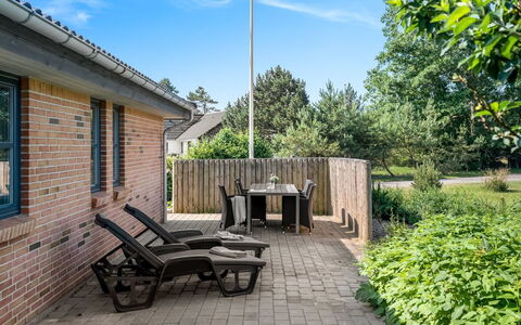 Elsi - 1.3Km from the Sea: Strauch, Garten, Zuhause, Grundstueck, Gartenmöbel, Hütte, Ground, Landscaping, Hinterhof