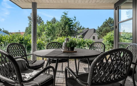 Elsi - 1.3Km from the Sea: Möbel, Gartenmöbel, Stuhl, Tabelle, Tisch Im Freien, Küche & Esszimmer Tisch, Veranda, Schatten, Kaffetisch, Terrasse