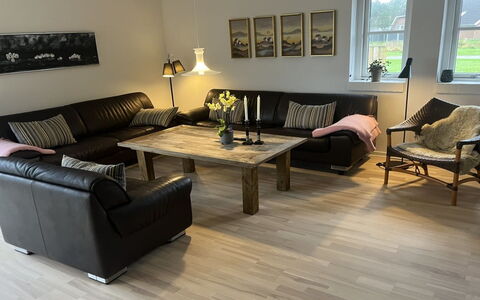 Elsi - 1.3Km from the Sea: Möbel, Flooring, Couch, Holzboden, Fussboden, Interior Design, Wohnzimmer, Holz, Laminatboden, Zuhause