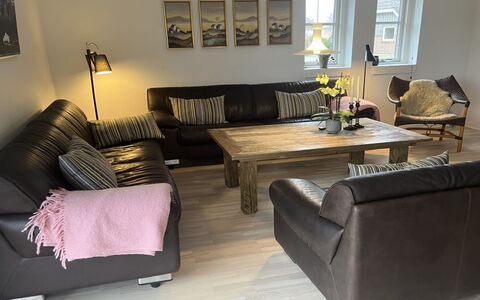 Elsi - 1.3Km from the Sea: Möbel, Couch, Flooring, Interior Design, Fussboden, Wohnzimmer, Holz, Holzboden, Zimmer, Zuhause